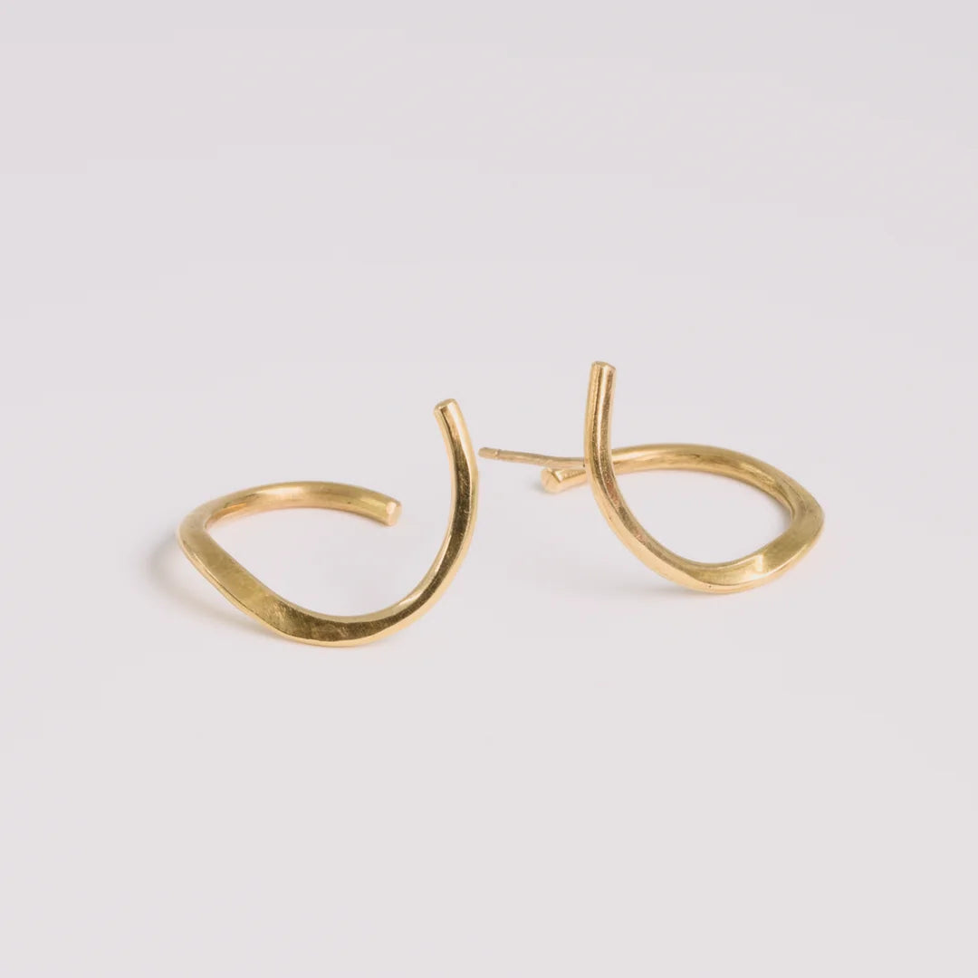 Geelgoud 18kt oorbellen met gehamerd, handgemaakt atelier Claire Dries