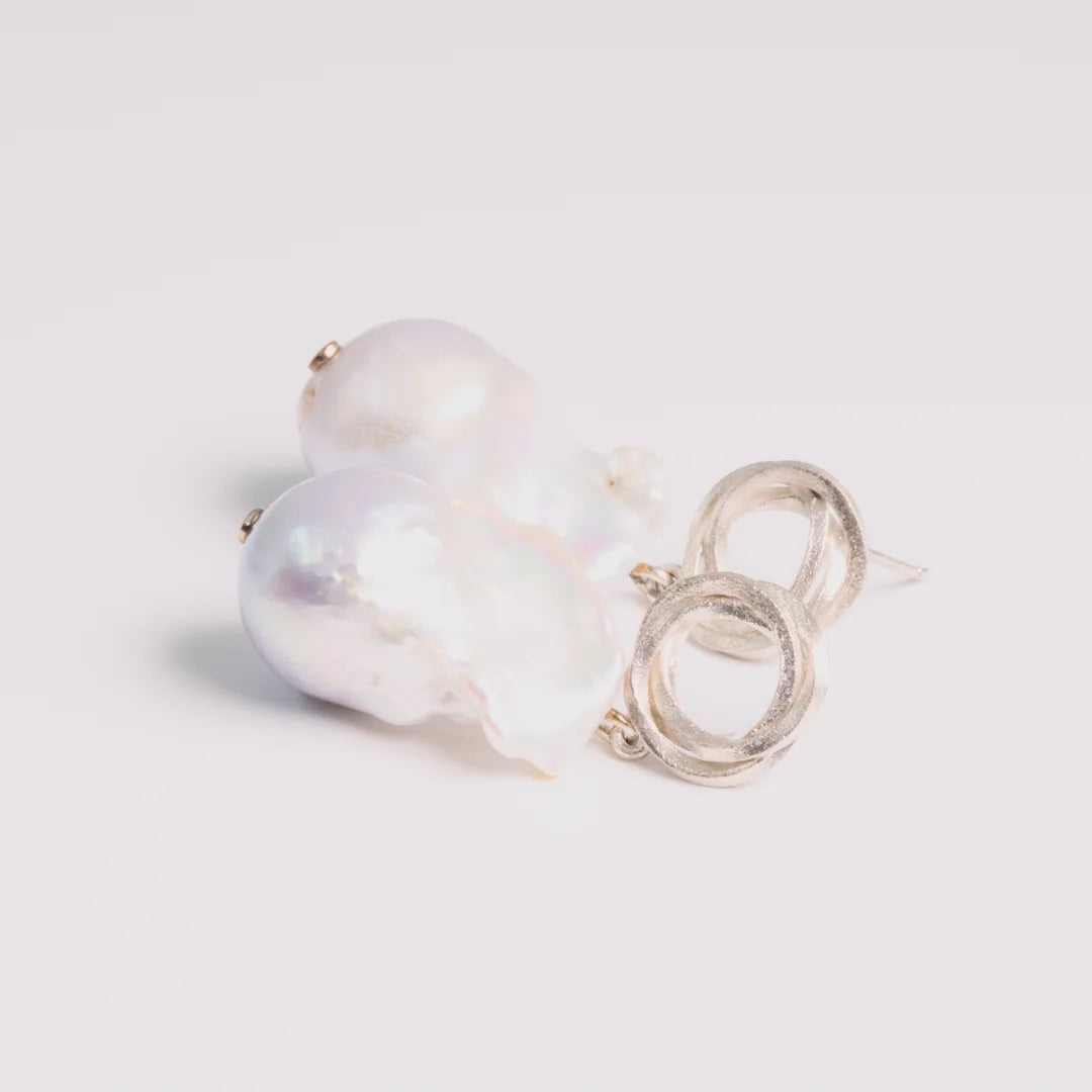 Sterling zilver oorbellen met zoetwaterparel, handgemaakt atelier Claire Dries