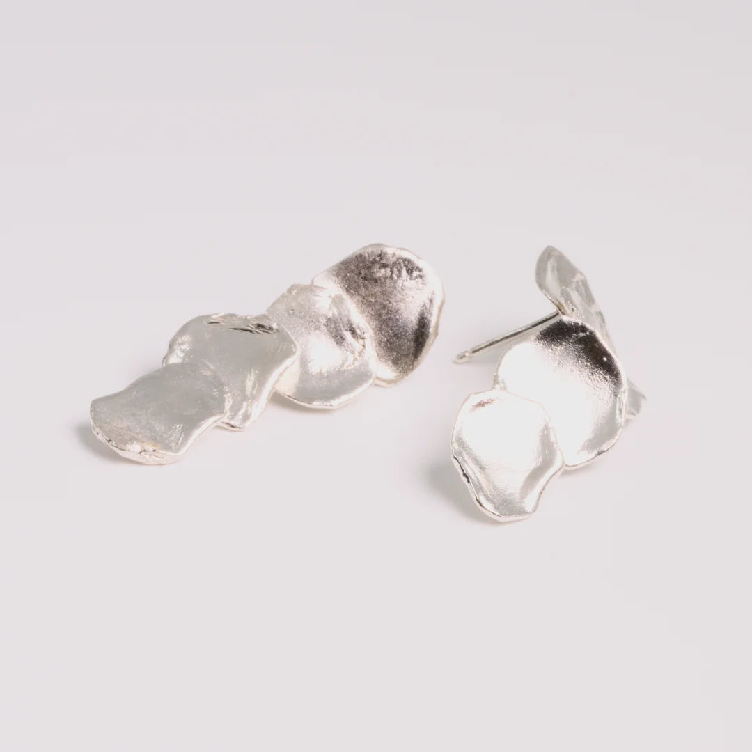 Handgemaakte oorbellen uit het atelier van Claire Dries Juwelen