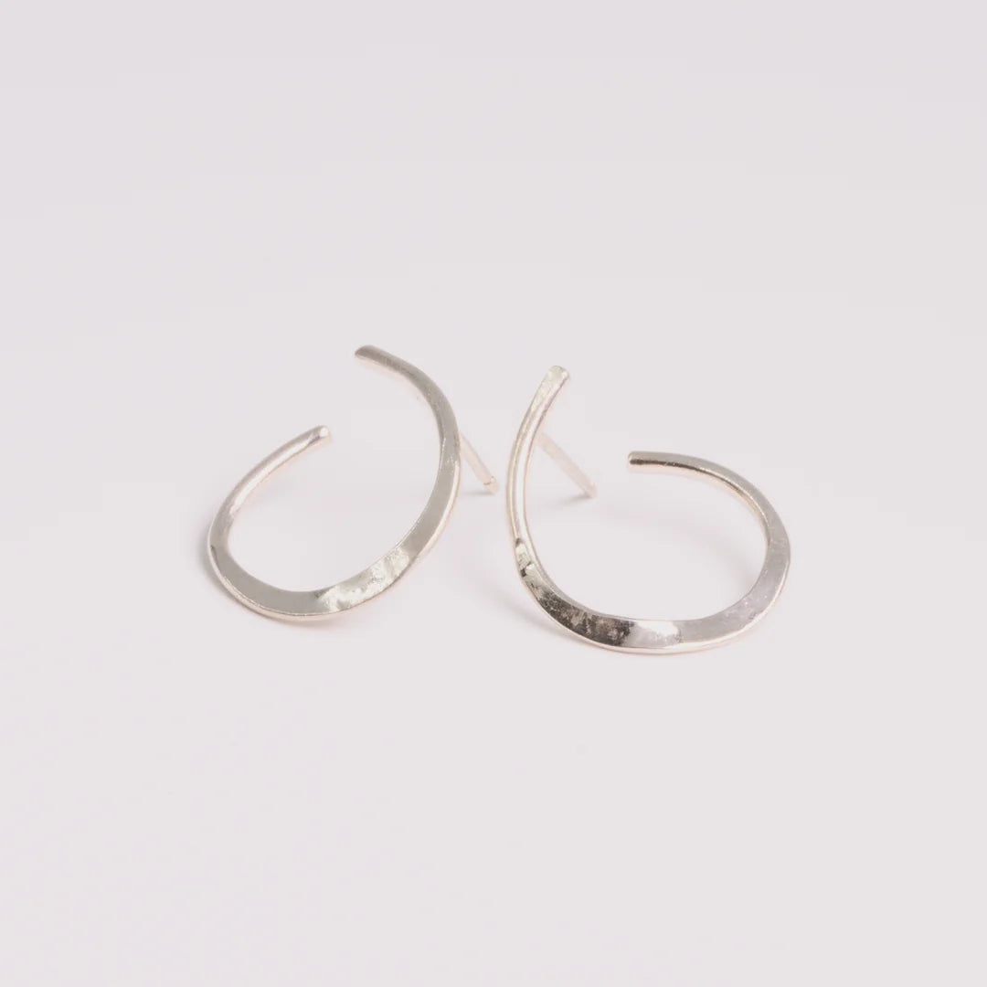 Sterling zilver oorbellen met gehamerde, handgemaakt atelier Claire Dries