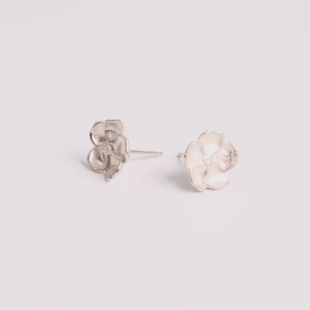 Sterling zilver oorbellen, handgemaakt uit het atelier van Claire Dries