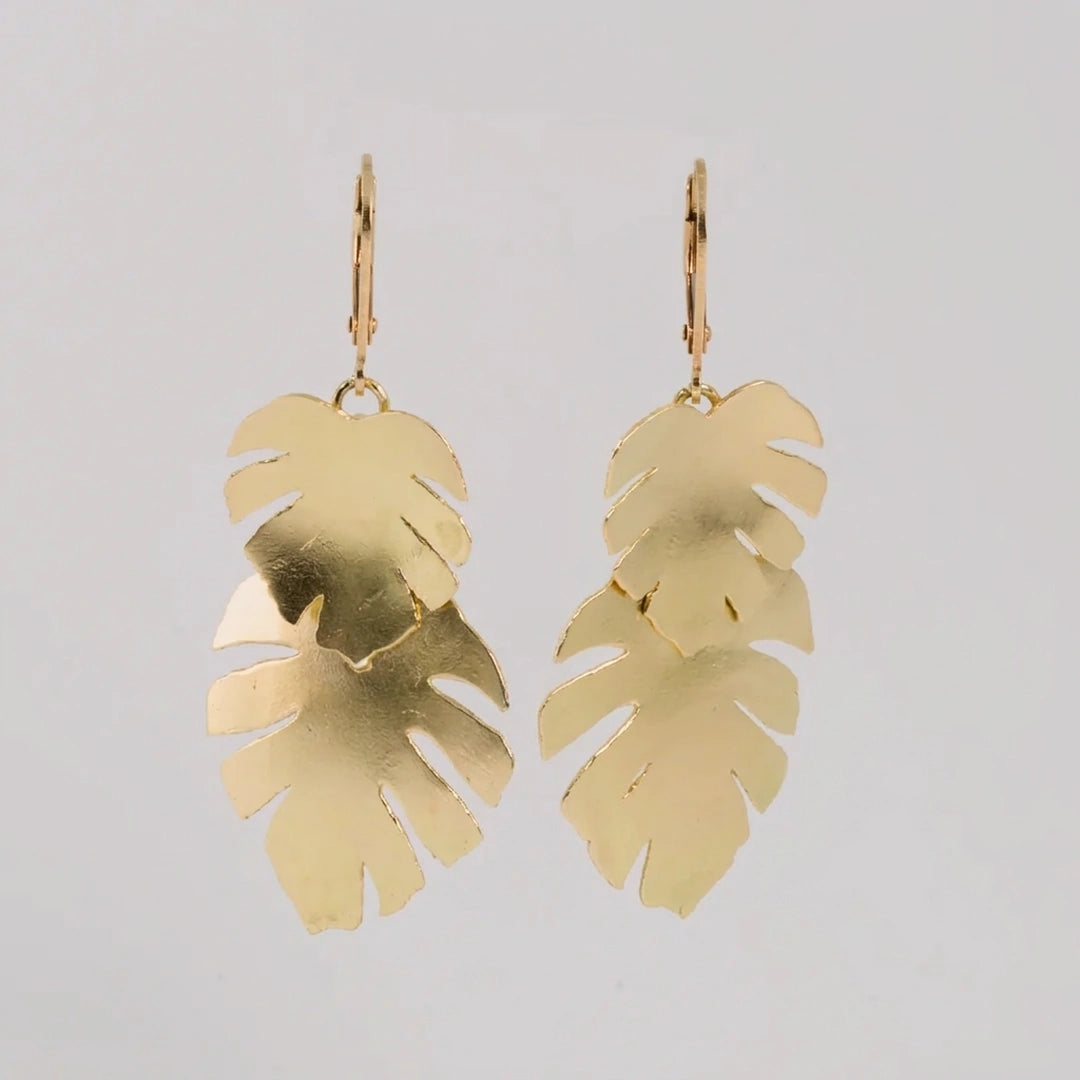 Geelgoud 18kt oorbellen, handgemaakt uit het atelier van Claire Dries