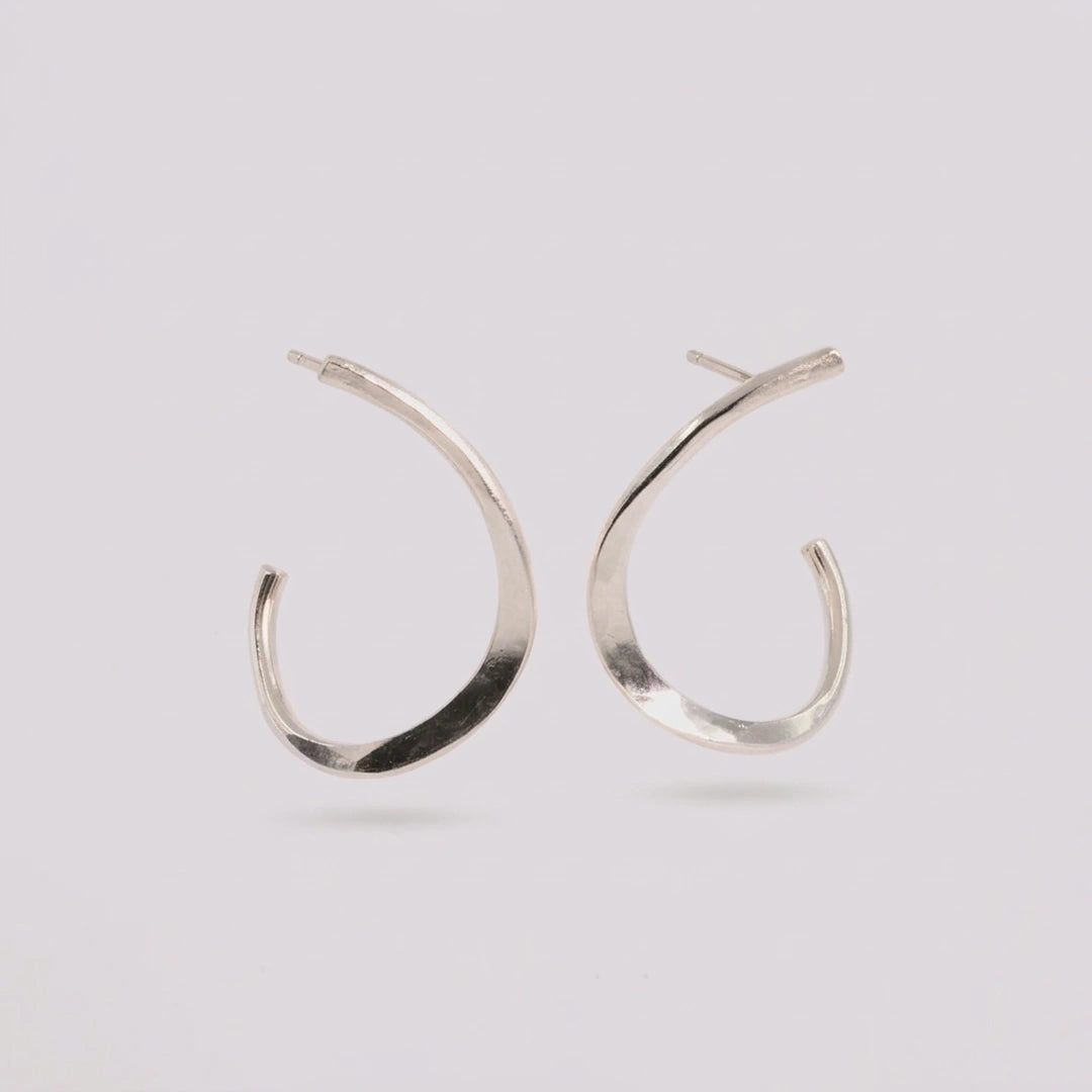 Sterling zilver oorbellen met gehamerde, handgemaakt atelier Claire Dries