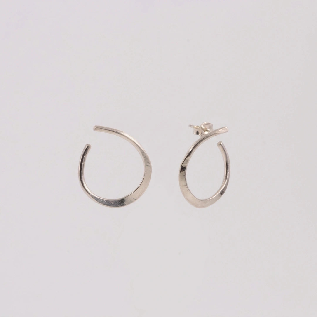 Sterling zilver oorbellen met gehamerde, handgemaakt atelier Claire Dries