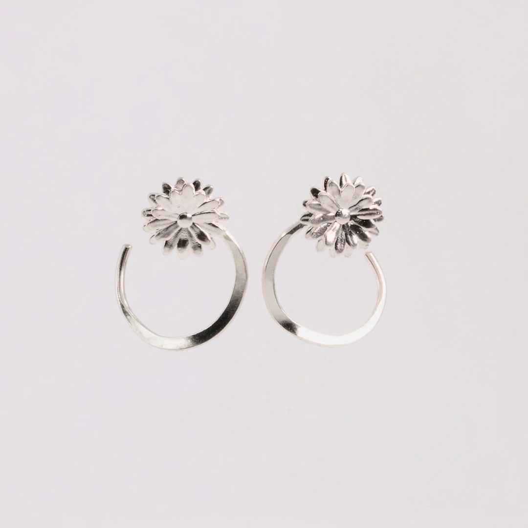 Sterling zilver oorbellen met gehamerde, handgemaakt atelier Claire Dries