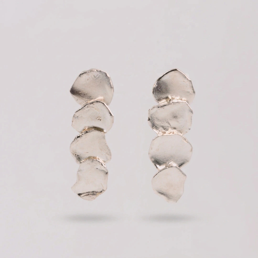 Handgemaakte oorbellen uit het atelier van Claire Dries Juwelen
