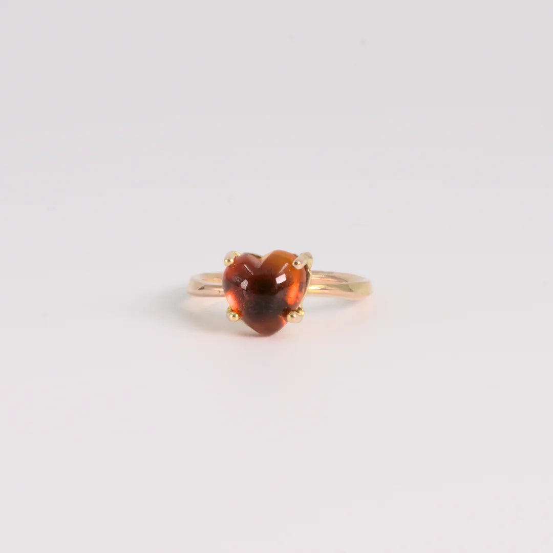 Geelgoud 18kt ring, handgemaakt uit het atelier van Claire Dries