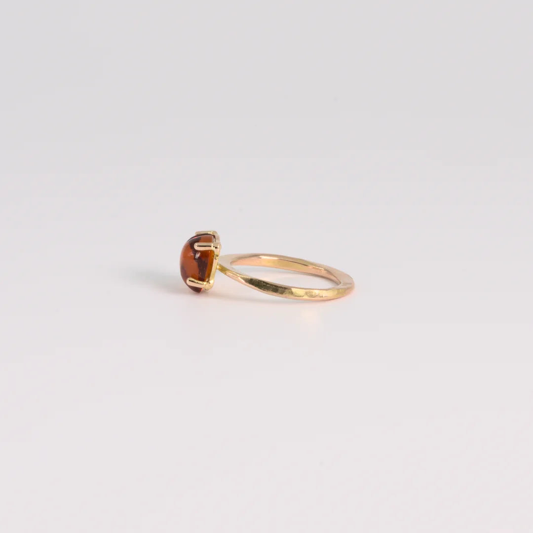 Geelgoud 18kt ring, handgemaakt uit het atelier van Claire Dries