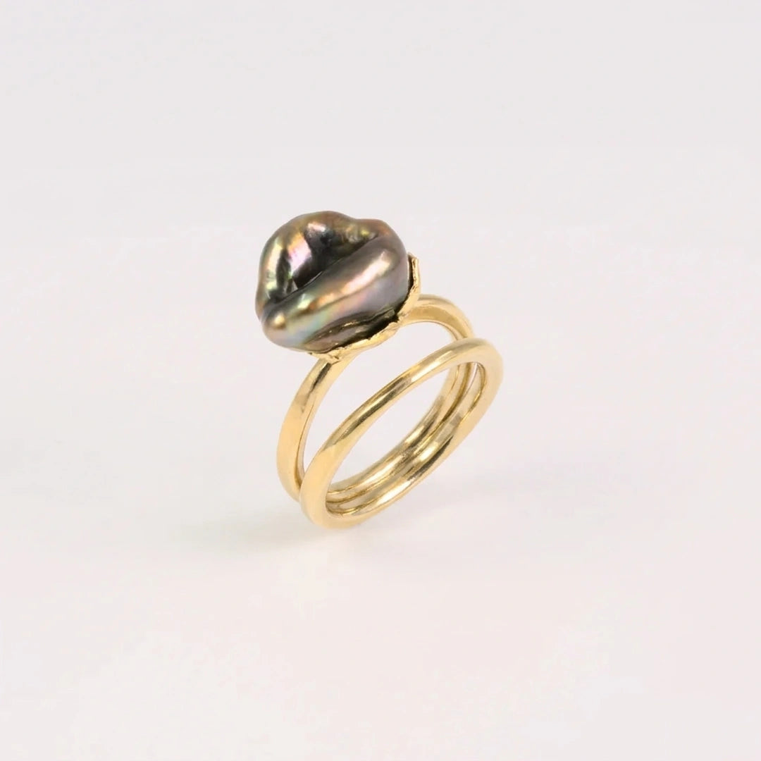 Geelgoud 18kt ring met gehamerde, parel, handgemaakt atelier Claire Dries
