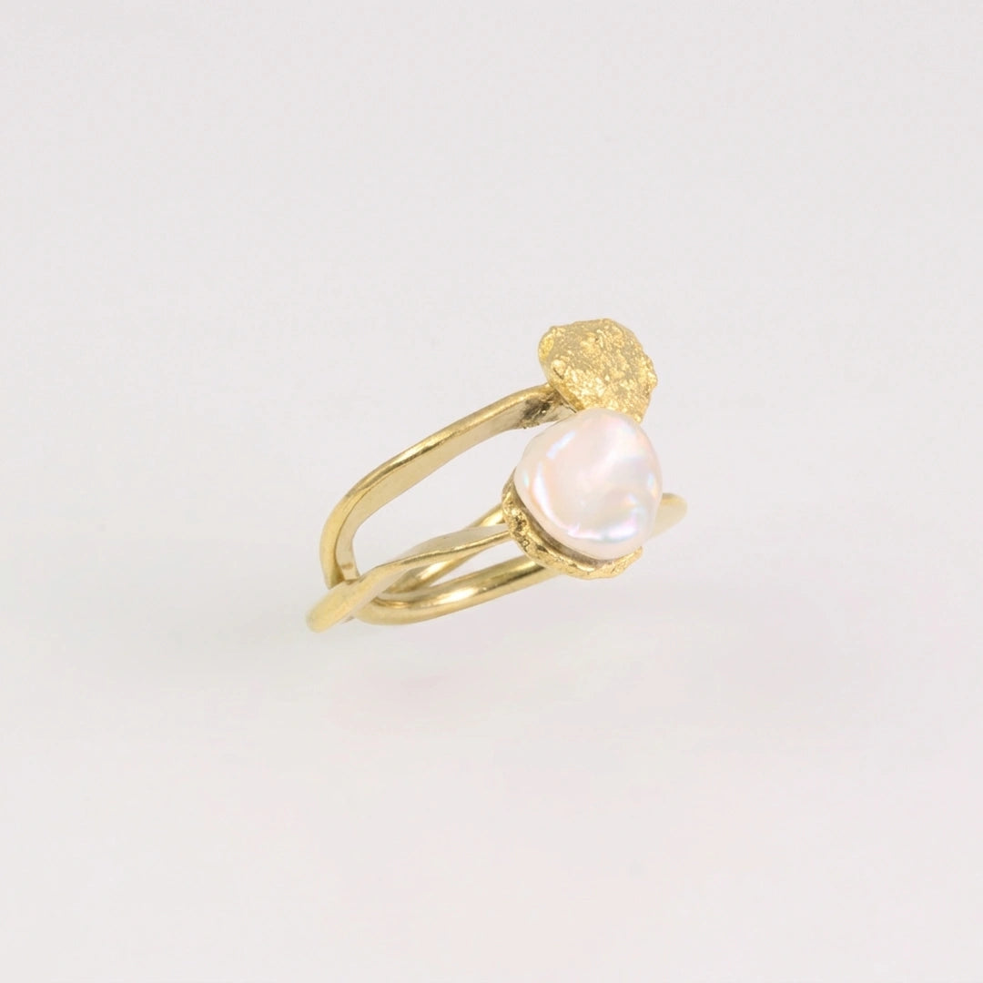 Geelgoud 18kt ring met zoetwaterparel, handgemaakt atelier Claire Dries