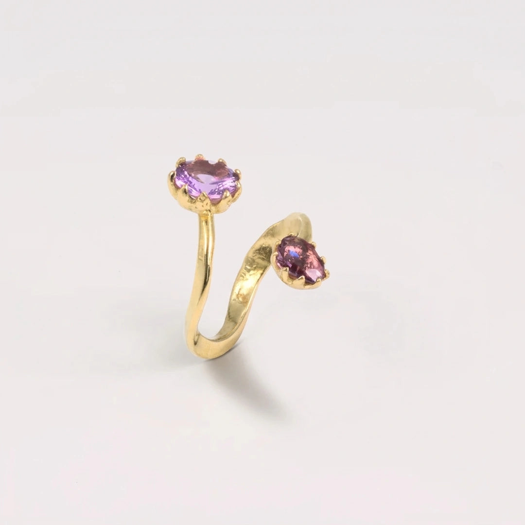 Geelgoud 18kt ring met saffier, handgemaakt atelier Claire Dries