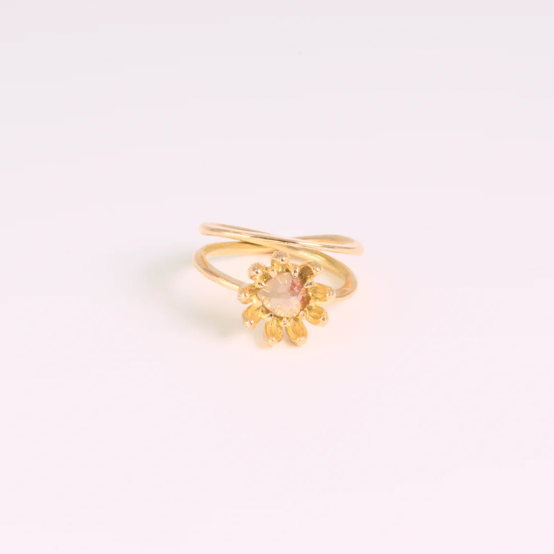 Diamond; yellow gold ring met diamant, handgemaakt atelier Claire Dries