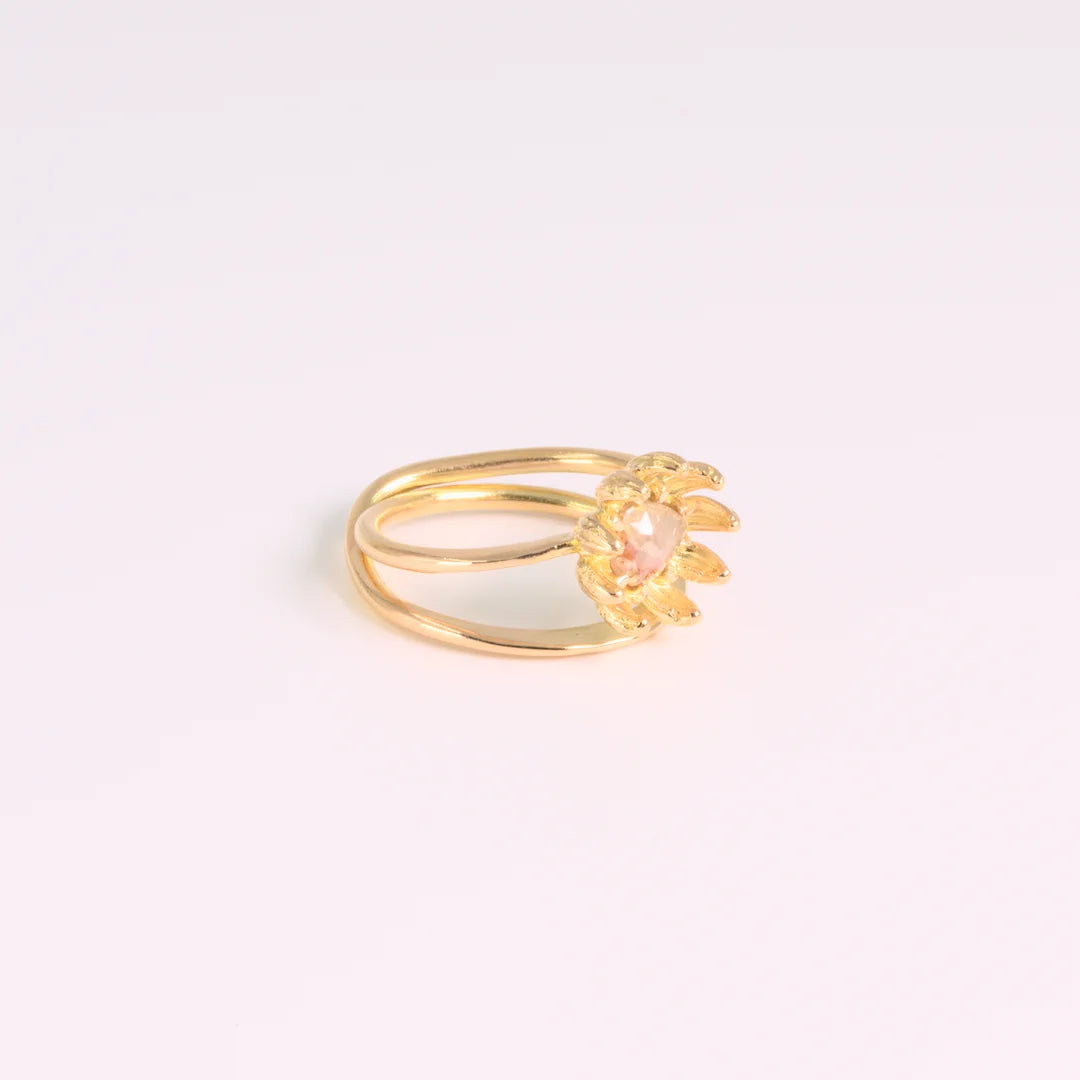 Diamond; yellow gold ring met diamant, handgemaakt atelier Claire Dries