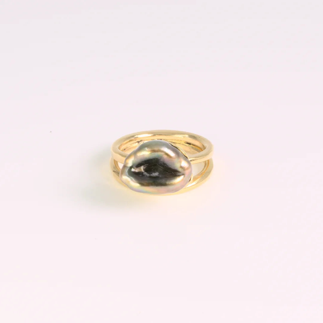 Geelgoud 18kt ring met gehamerde, parel, handgemaakt atelier Claire Dries