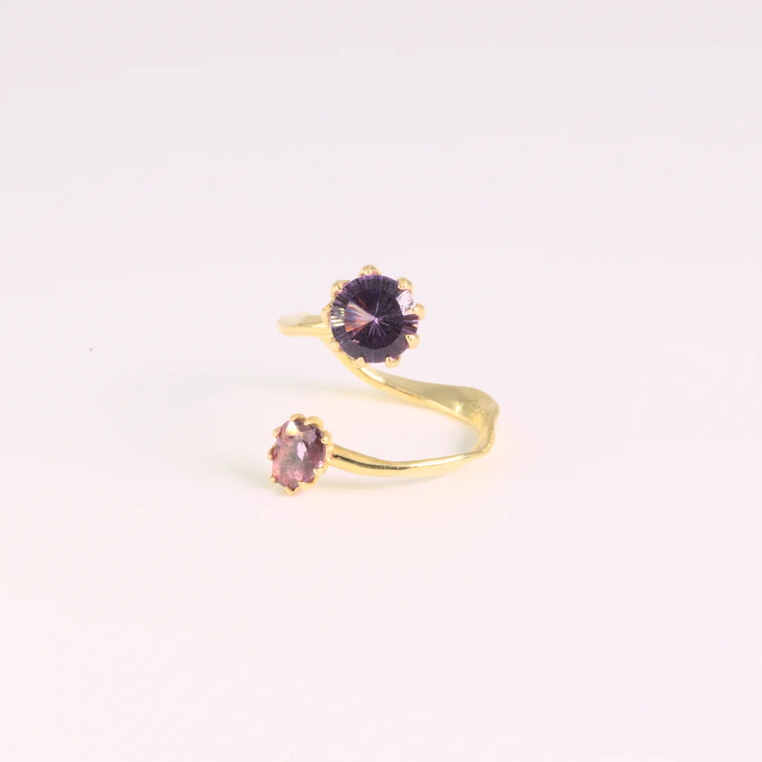 Geelgoud 18kt ring met saffier, handgemaakt atelier Claire Dries