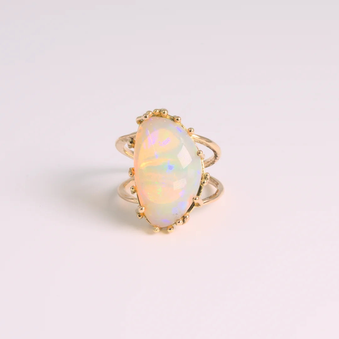 Geelgoud 18kt ring met gehamerde, opaal, handgemaakt atelier Claire Dries
