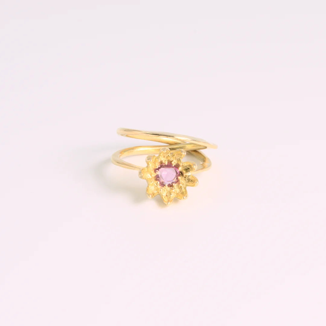 Geelgoud 18kt ring met saffier, handgemaakt atelier Claire Dries