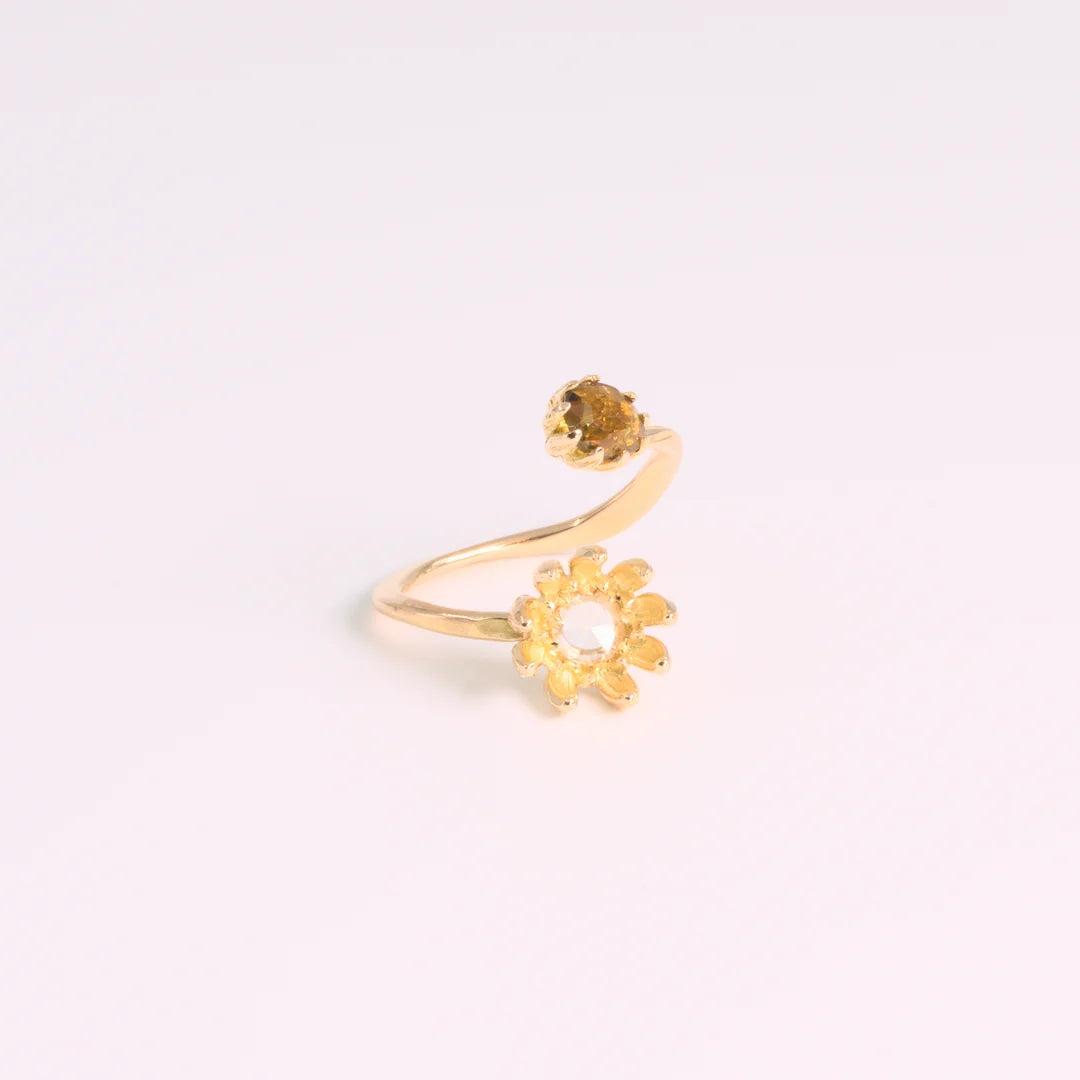 Diamond; yellow gold ring met diamant, handgemaakt atelier Claire Dries