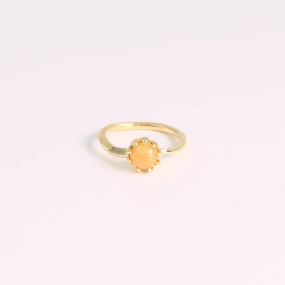 Geelgoud 18kt ring met opaal, handgemaakt atelier Claire Dries