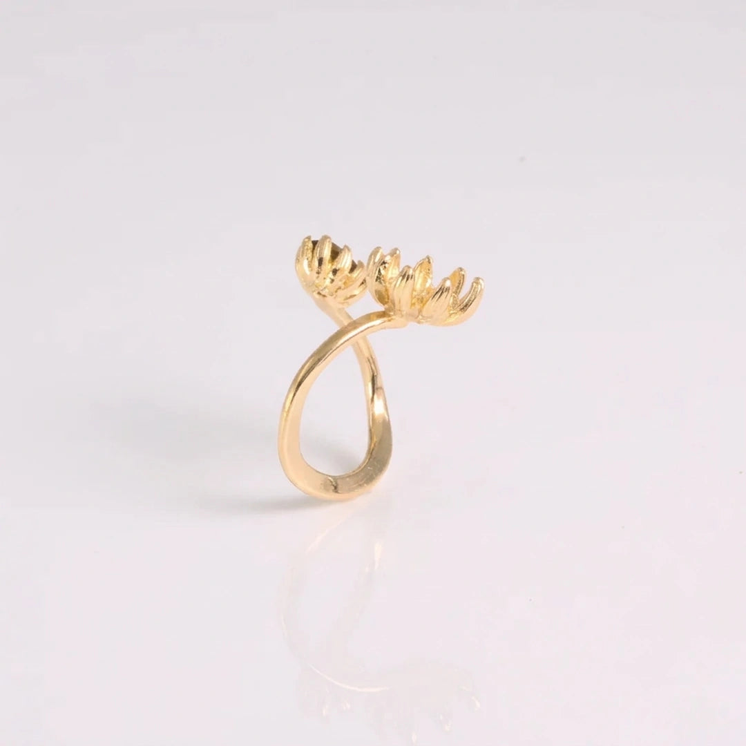 Diamond; yellow gold ring met diamant, handgemaakt atelier Claire Dries
