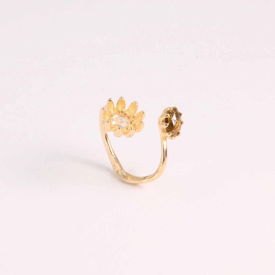 Diamond; yellow gold ring met diamant, handgemaakt atelier Claire Dries