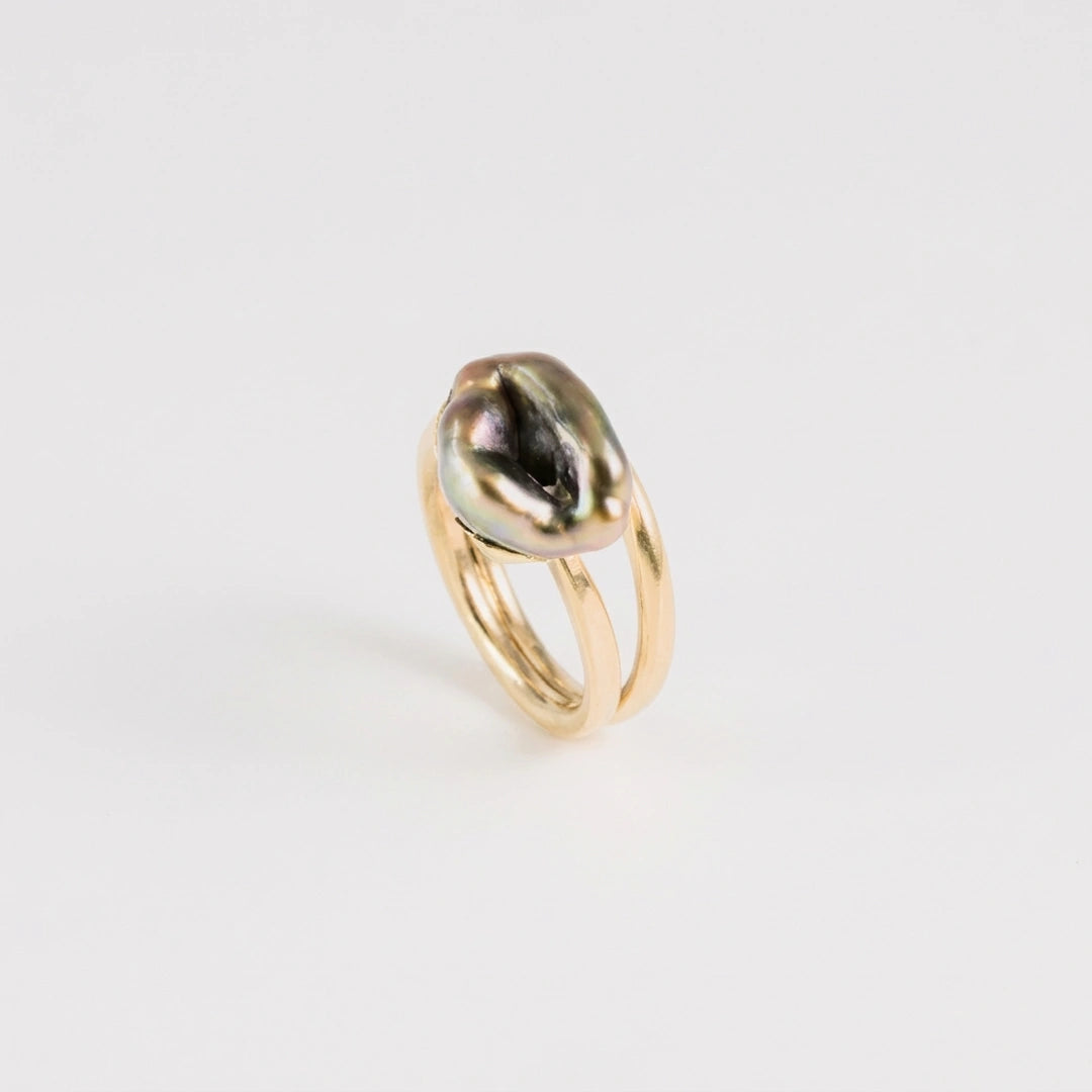 Geelgoud 18kt ring met gehamerde, parel, handgemaakt atelier Claire Dries