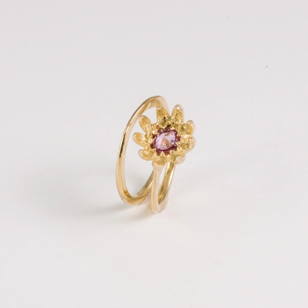 Geelgoud 18kt ring met saffier, handgemaakt atelier Claire Dries