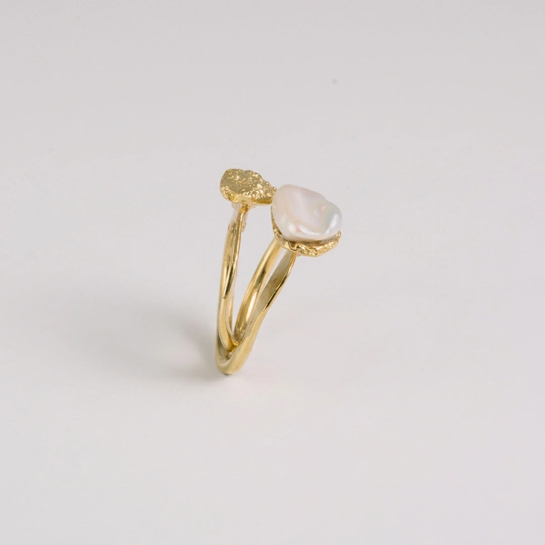 Geelgoud 18kt ring met zoetwaterparel, handgemaakt atelier Claire Dries