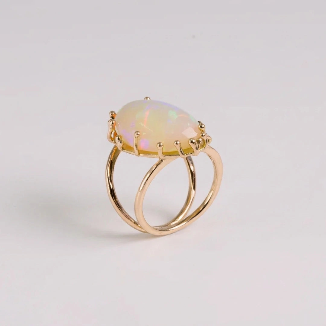 Geelgoud 18kt ring met gehamerde, opaal, handgemaakt atelier Claire Dries