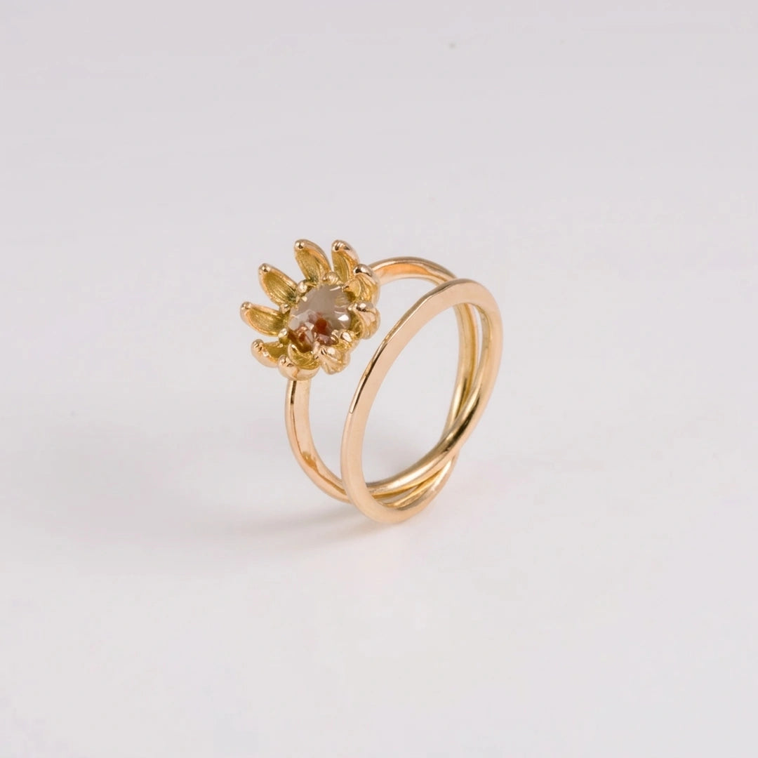 Diamond; yellow gold ring met diamant, handgemaakt atelier Claire Dries