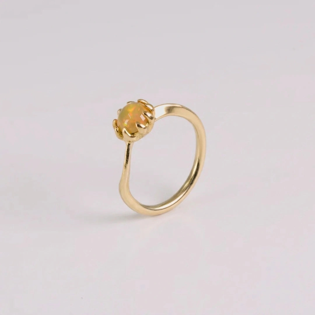 Geelgoud 18kt ring met opaal, handgemaakt atelier Claire Dries