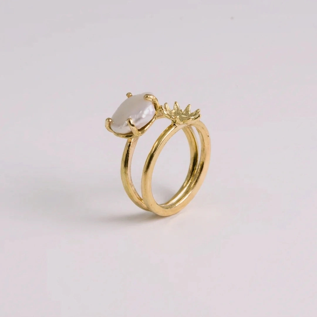 Geelgoud 18kt ring met zoetwaterparel, handgemaakt atelier Claire Dries