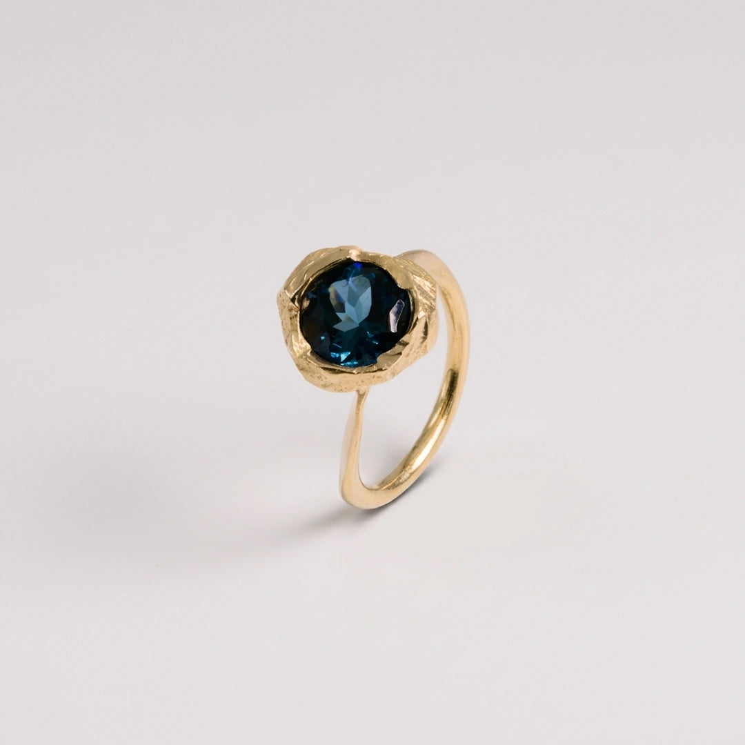 Rosegoud ring met topaas, handgemaakt atelier Claire Dries