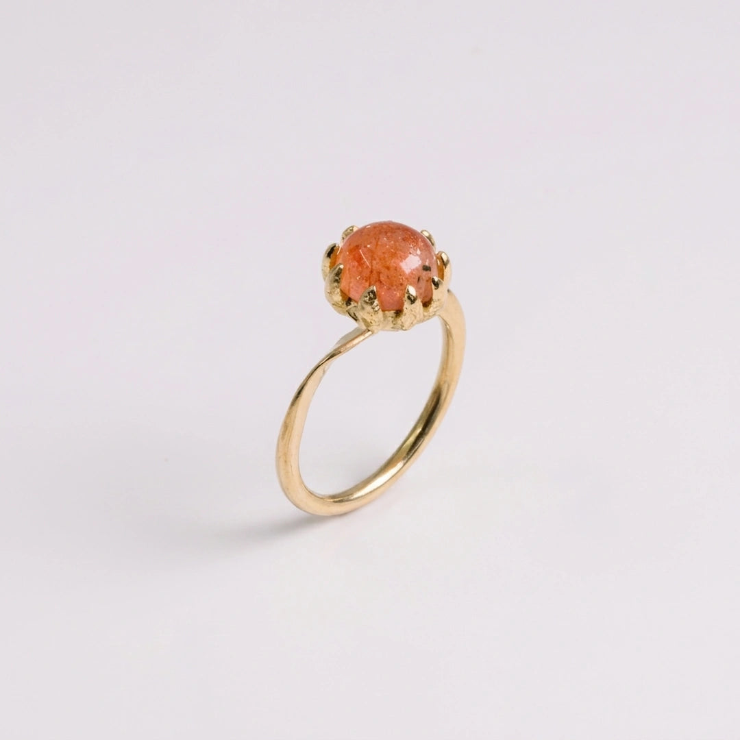 Geelgoud 18kt ring, handgemaakt uit het atelier van Claire Dries