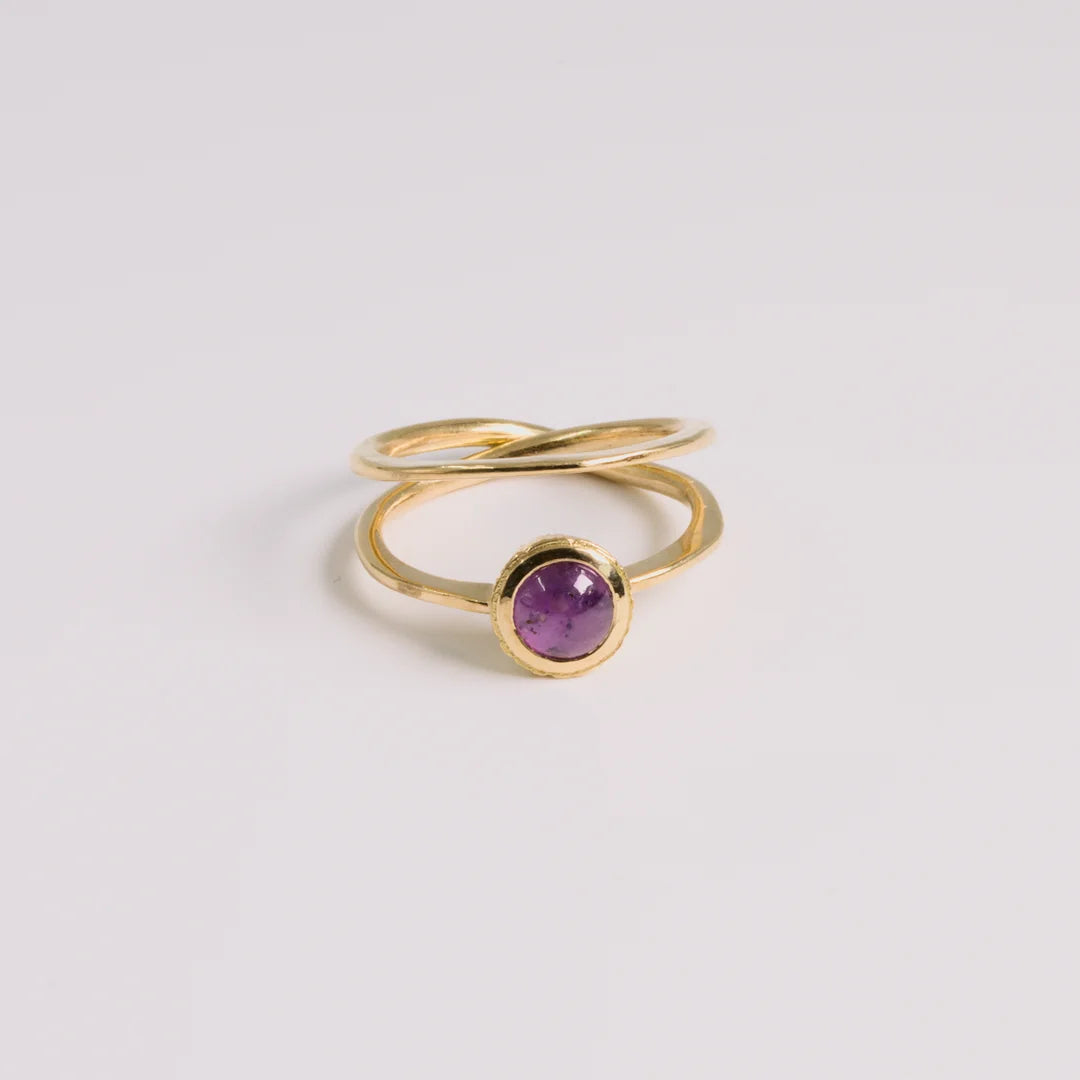 Geelgoud 18kt ring met saffier, handgemaakt atelier Claire Dries