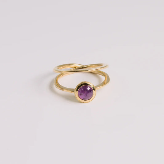 Geelgoud 18kt ring met saffier, handgemaakt atelier Claire Dries
