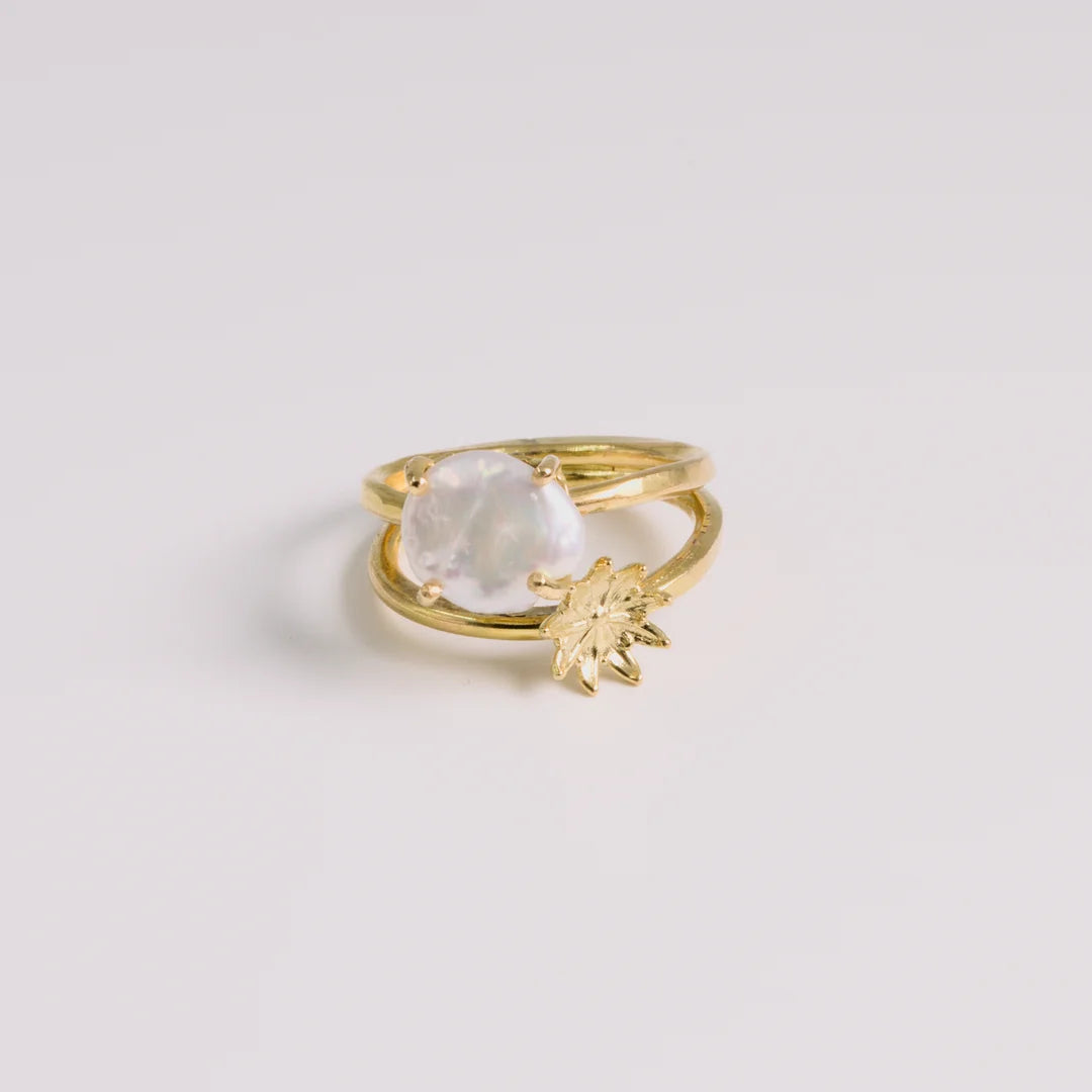 Geelgoud 18kt ring met zoetwaterparel, handgemaakt atelier Claire Dries