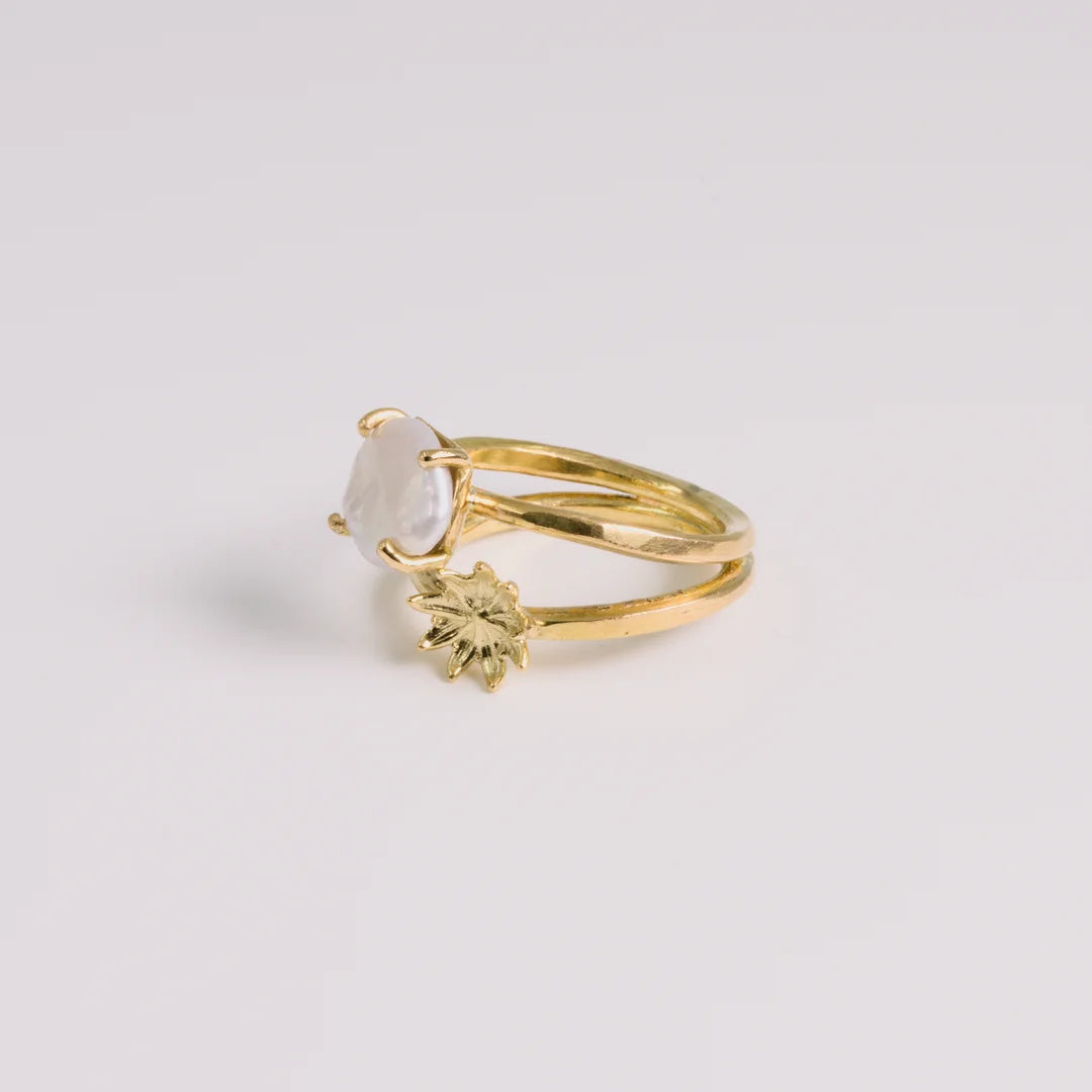 Geelgoud 18kt ring met zoetwaterparel, handgemaakt atelier Claire Dries