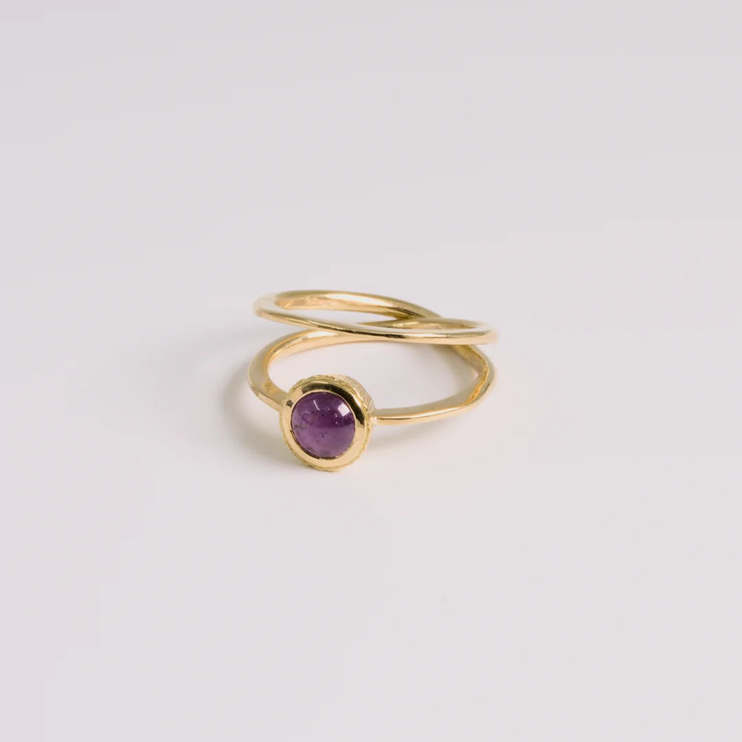 Geelgoud 18kt ring met saffier, handgemaakt atelier Claire Dries