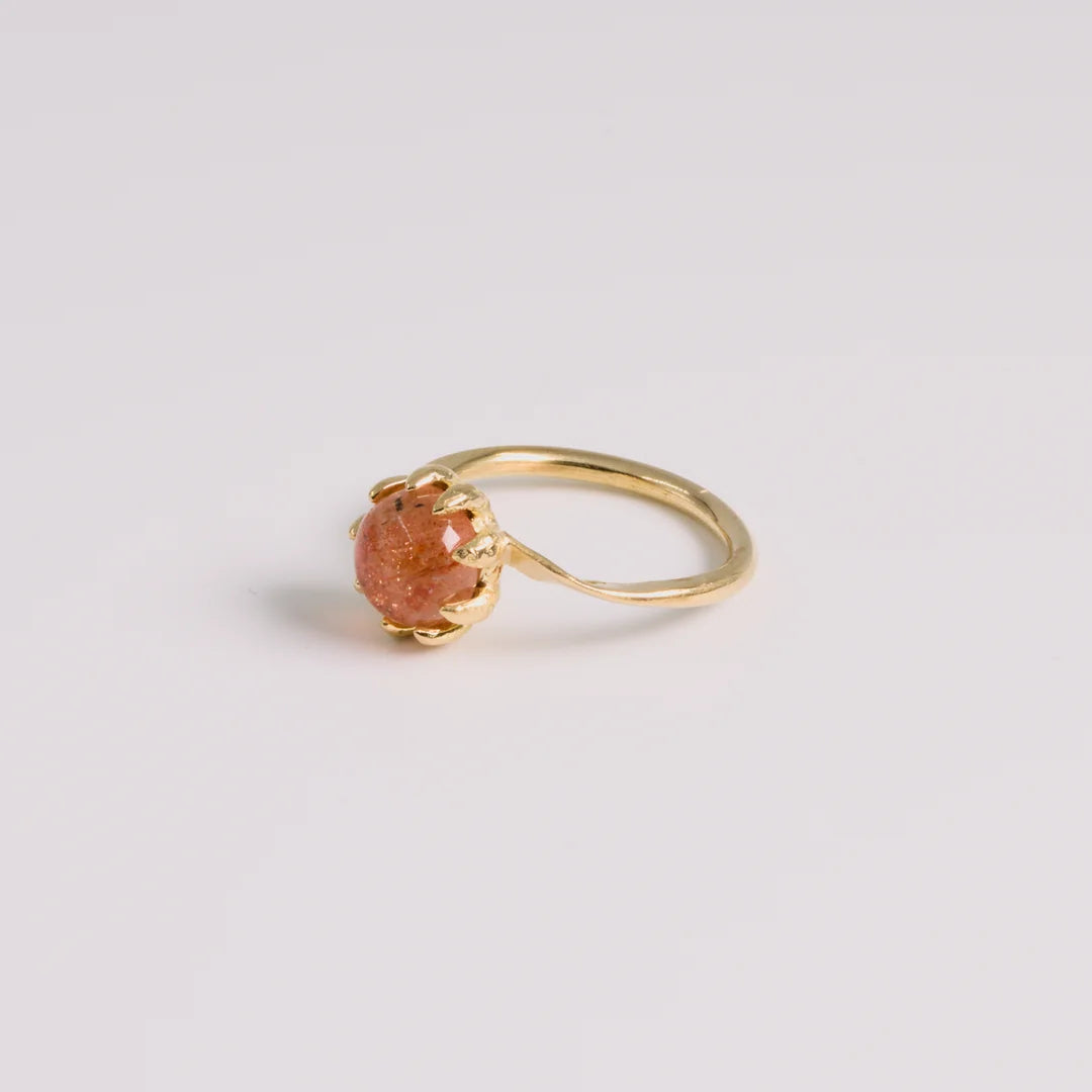 Geelgoud 18kt ring, handgemaakt uit het atelier van Claire Dries