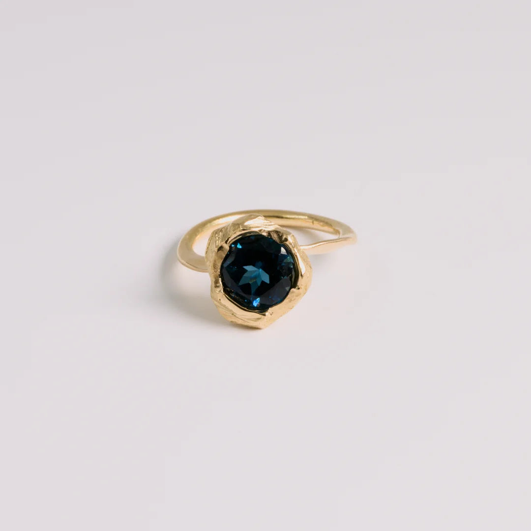 Rosegoud ring met topaas, handgemaakt atelier Claire Dries