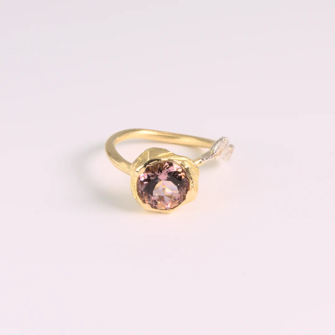 Rosegoud ring met Morganiet, handgemaakt atelier Claire Dries