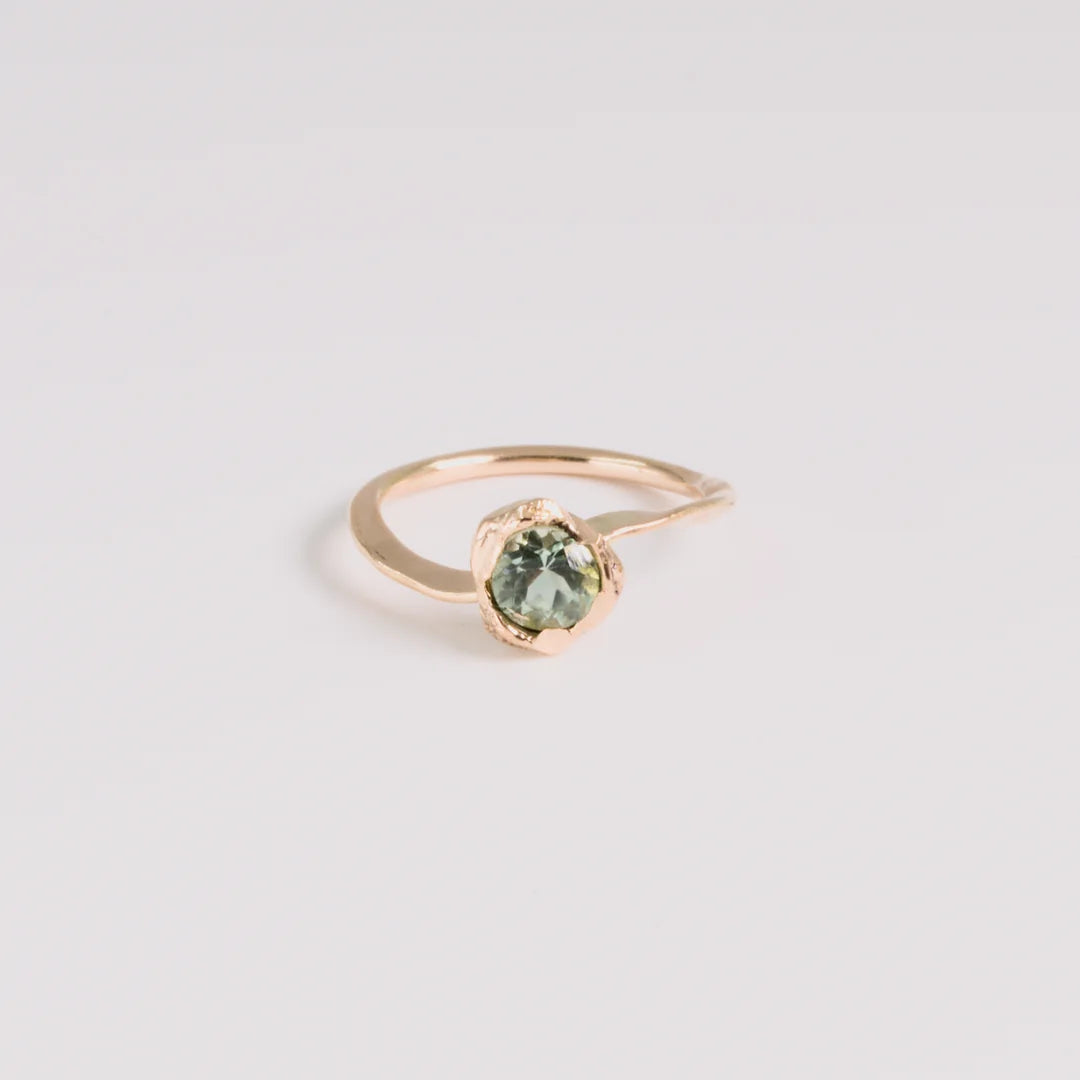 Geelgoud 18kt ring met toermalijn, gehamerde, handgemaakt atelier Claire Dries