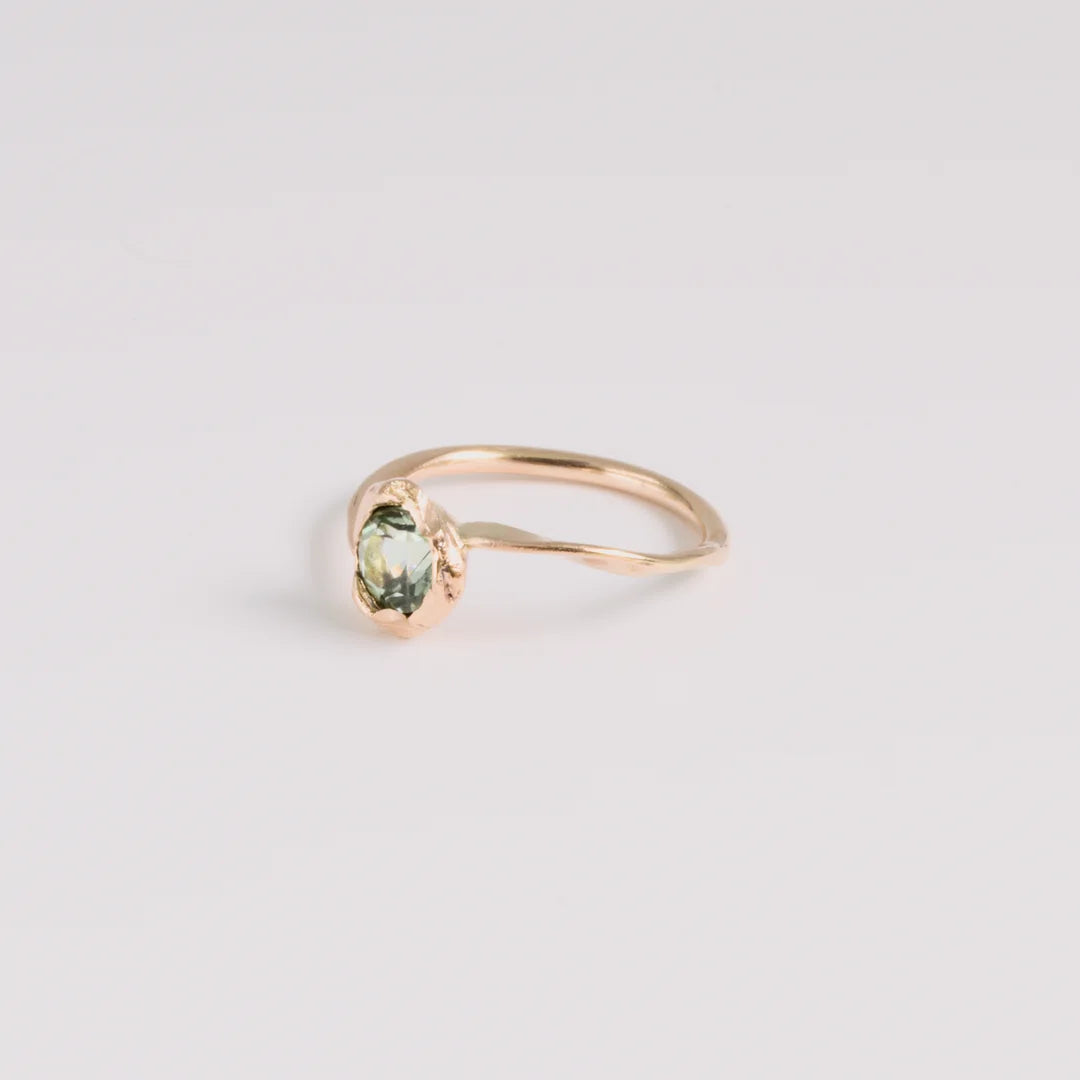 Geelgoud 18kt ring met toermalijn, gehamerde, handgemaakt atelier Claire Dries