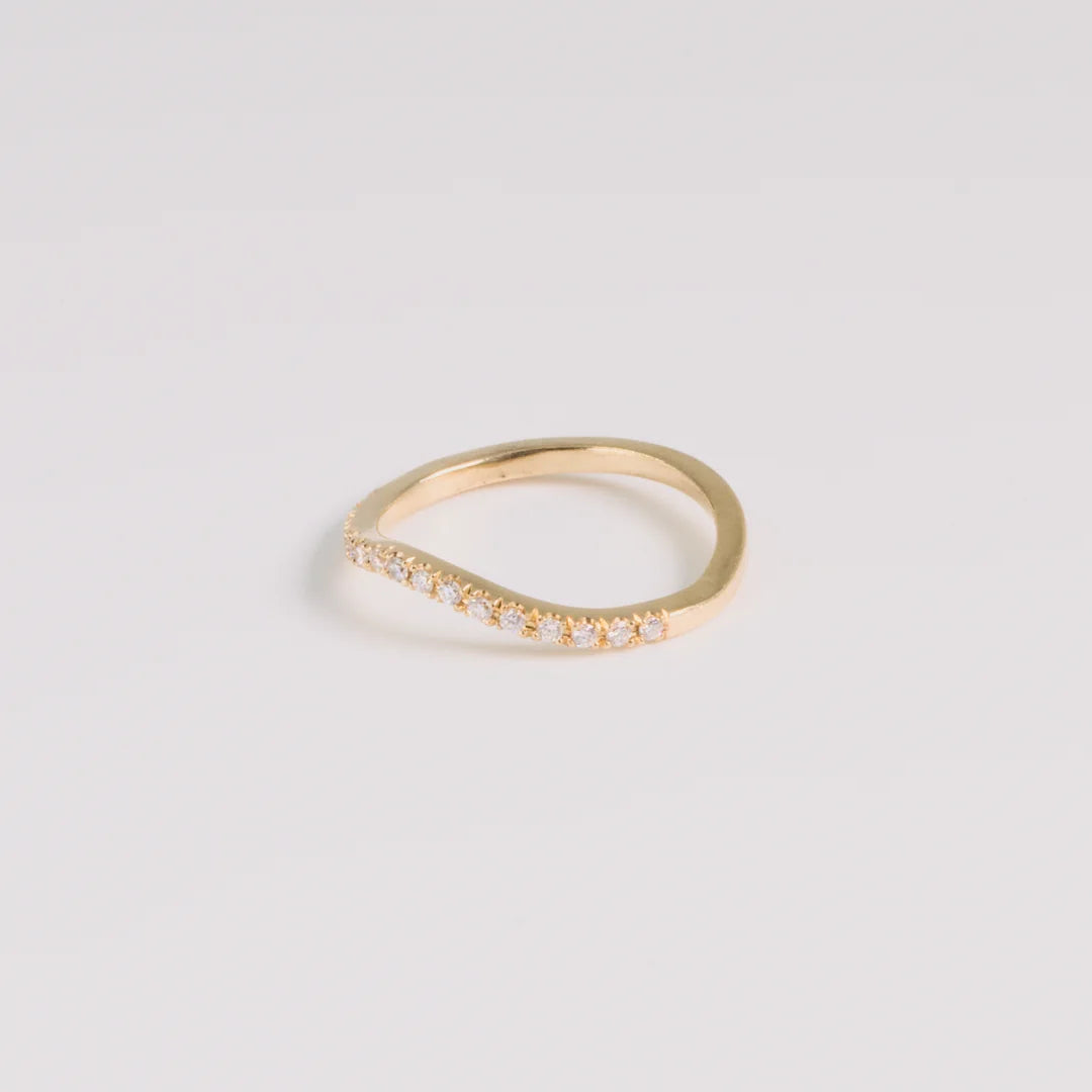 Champagnegoud 18kt ring met lab-grown diamanten, handgemaakt atelier Claire Dries