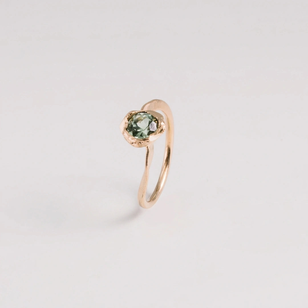 Geelgoud 18kt ring met toermalijn, gehamerde, handgemaakt atelier Claire Dries