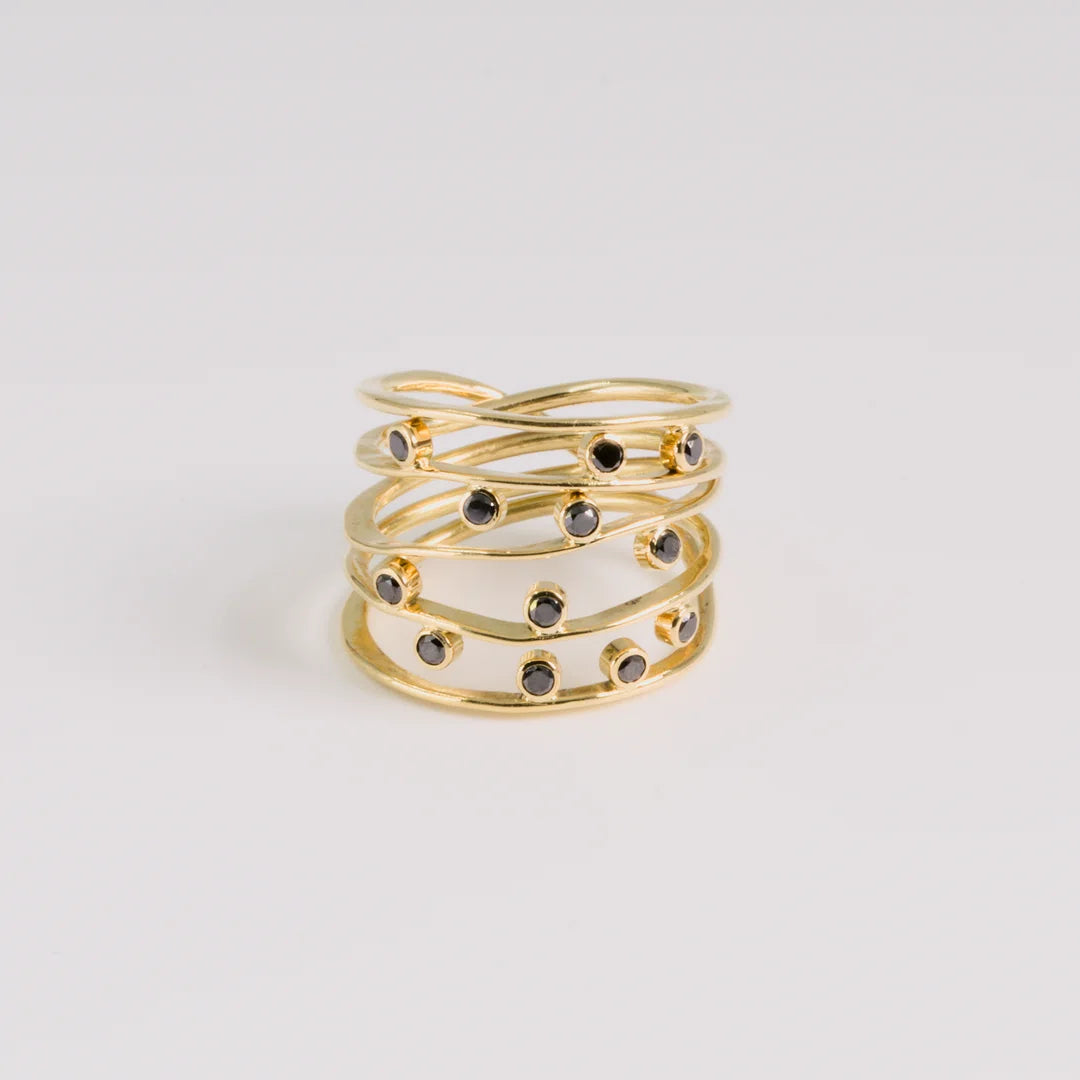 Diamond; yellow gold ring met gehamerde, Diamant, handgemaakt atelier Claire Dries