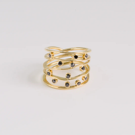 Diamond; yellow gold ring met gehamerde, Diamant, handgemaakt atelier Claire Dries