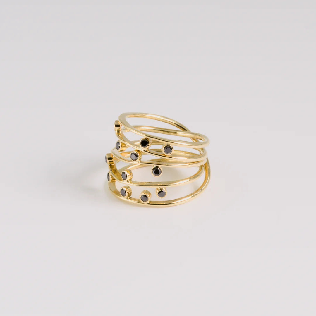 Diamond; yellow gold ring met gehamerde, Diamant, handgemaakt atelier Claire Dries