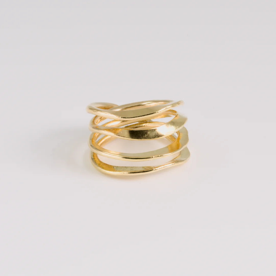 Geelgoud 18kt ring met gehamerde, handgemaakt atelier Claire Dries